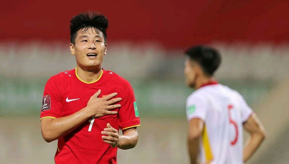 向佐以丝绸上衣搭配国风马面裙亮相红毯，现场还原标志性“摸鼻子”动作，他表示会继续给大家带来快乐。