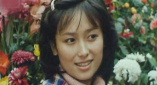 “寡姐”似乎正在与人对战，从摩托上纵身一跃，令人眼花缭乱。