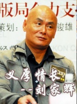 ”这座立体“电影片场”，以洪崖洞灯火为幕、朝天门浪涌为声，见证了双甲岁月的荣耀交汇。