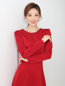 1998-2003年开始学习京剧，曾演出《打 美国演员工会奖揭晓 影帝影后捧奖杯拍照卖萌 2015-01-26 2015美国演员工会奖揭晓，《鸟人》获最佳集体表演奖。